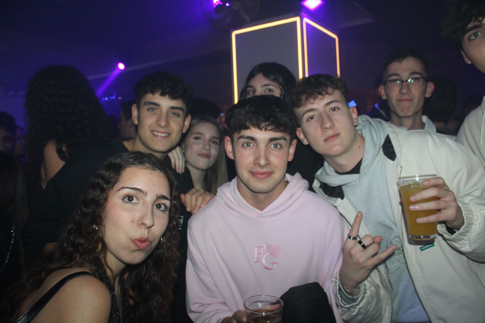 El Fin de Año Universitario continua por los bares de la capital del Tormes tras las doce campanadas