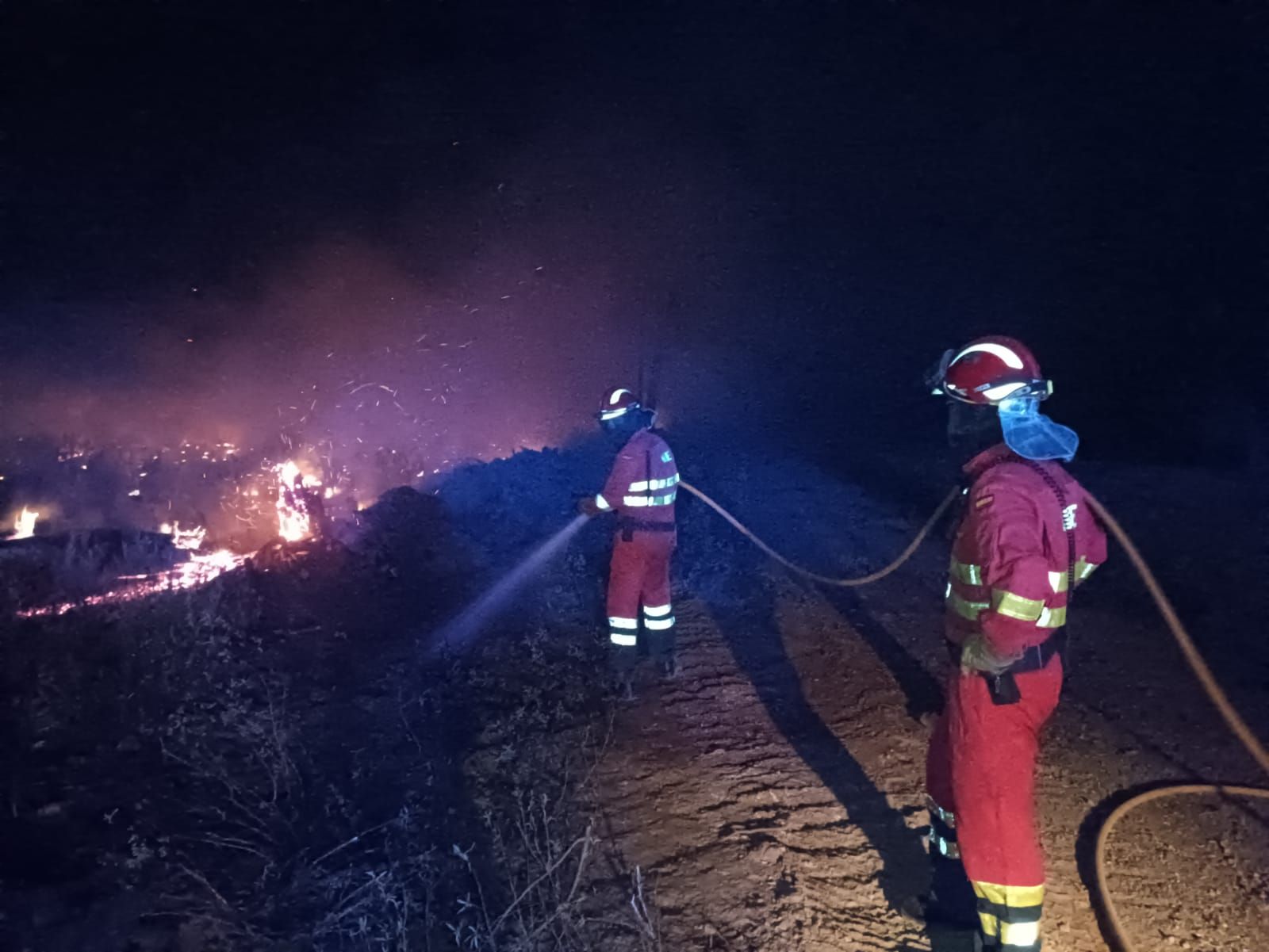 El batallón BIEM V de la UME trabaja en el incendio de Vegalatrave