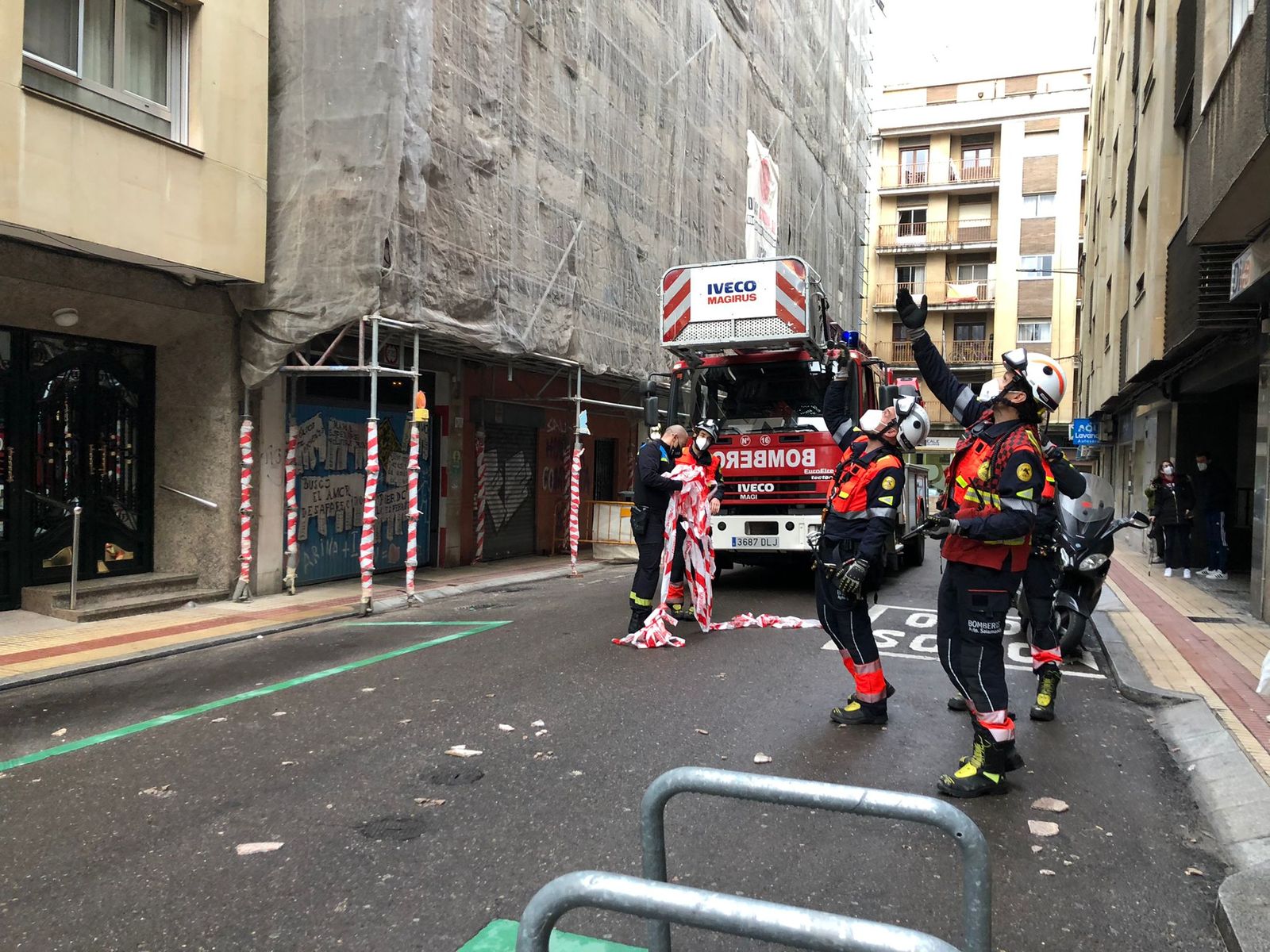 Movilización de los bomberos y la Policía Local en la calle Antonio Espinosa del barrio del Oeste