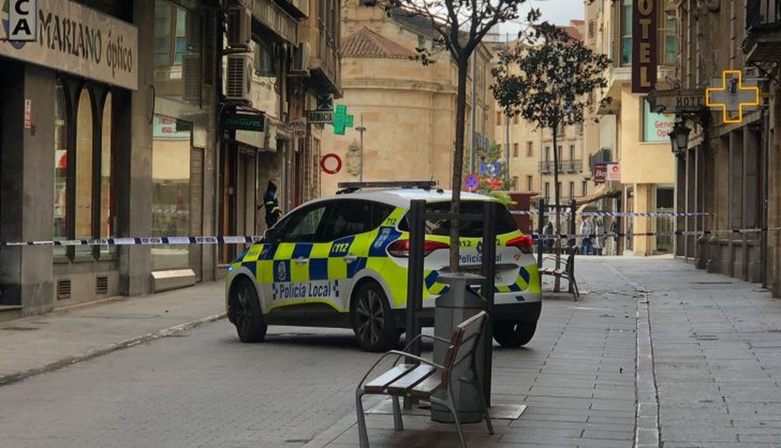 Policía Local en la calle Azafranal por la caída de la placa de un tejado. Foto S24H