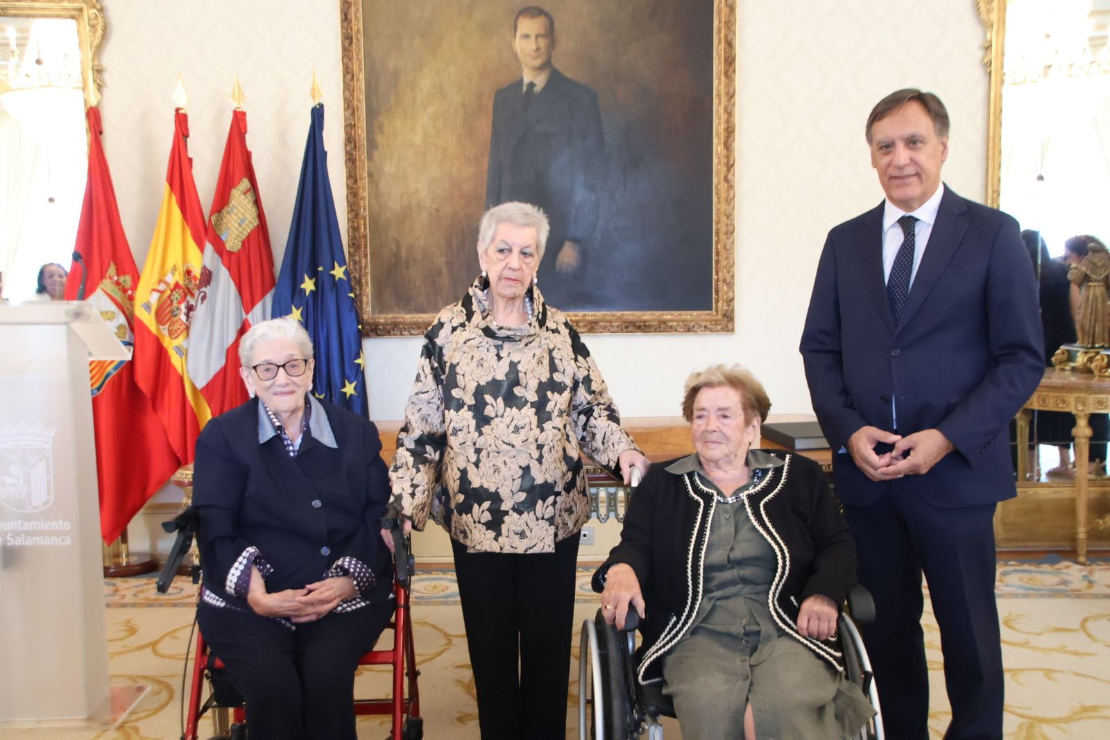 El alcalde de Salamanca, Carlos García Carbayo, preside el homenaje a personas centenarias de la ciudad