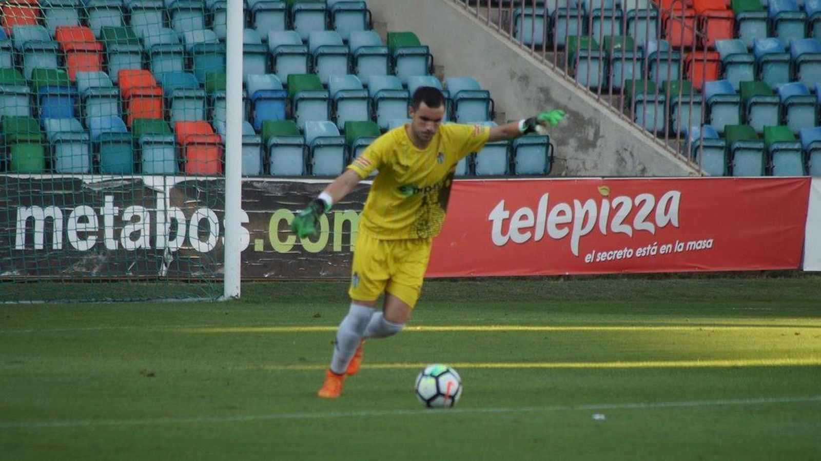 Kike Royo, en su etapa en el Guijuelo ante el Sporting de Gijón | FOTO SALAMANCA24HORAS.COM