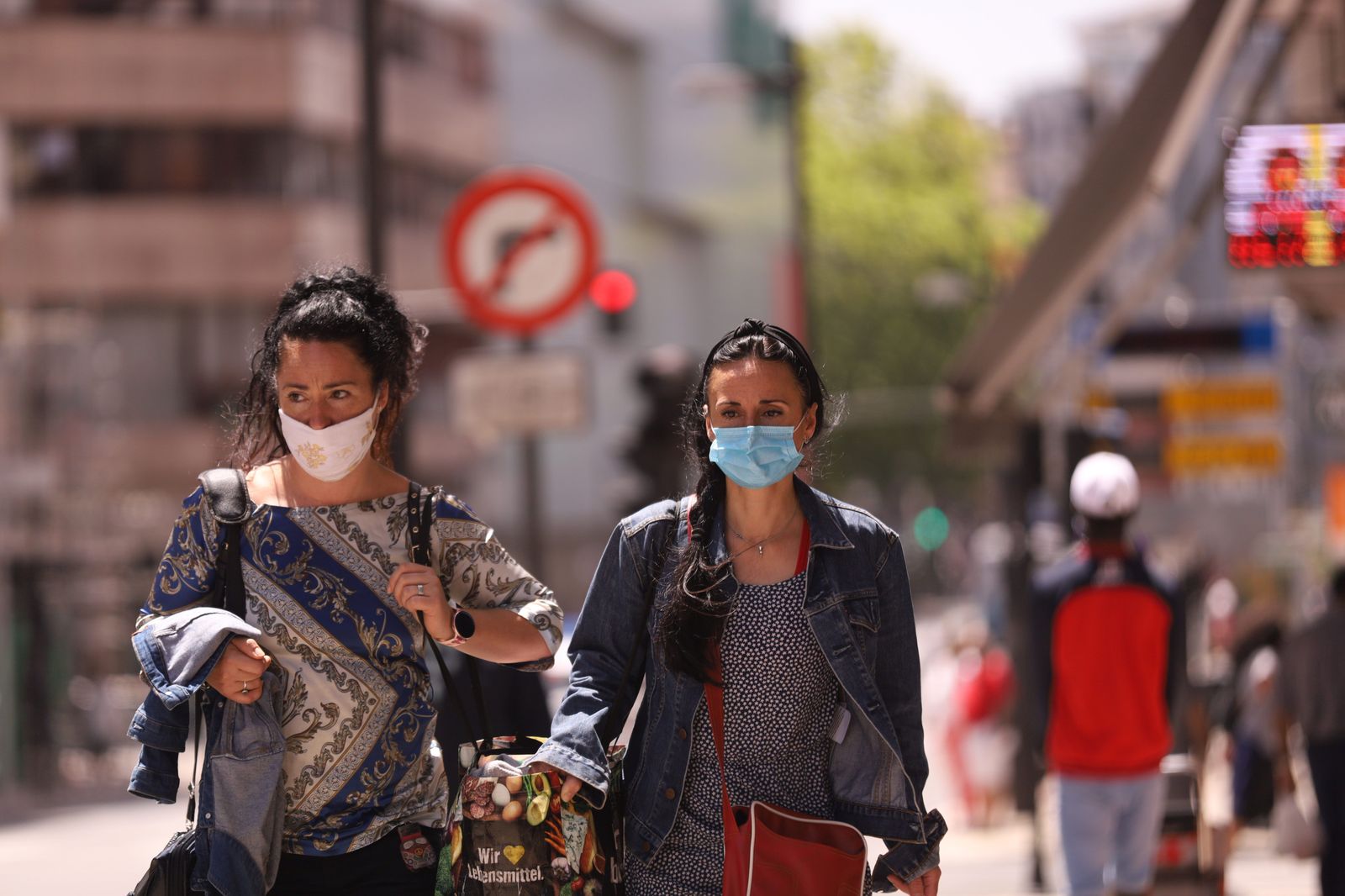 Dos mujeres con mascarilla pasean por una céntrica calle de Vitoria-Gasteiz, Álava, País Vasco (España), a 16 de julio de 2020.