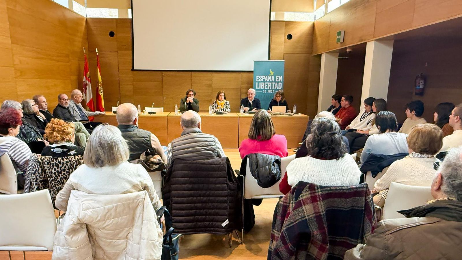 Rosa López destaca el valor del diálogo intergeneracional en un acto sobre dictadura y democracia