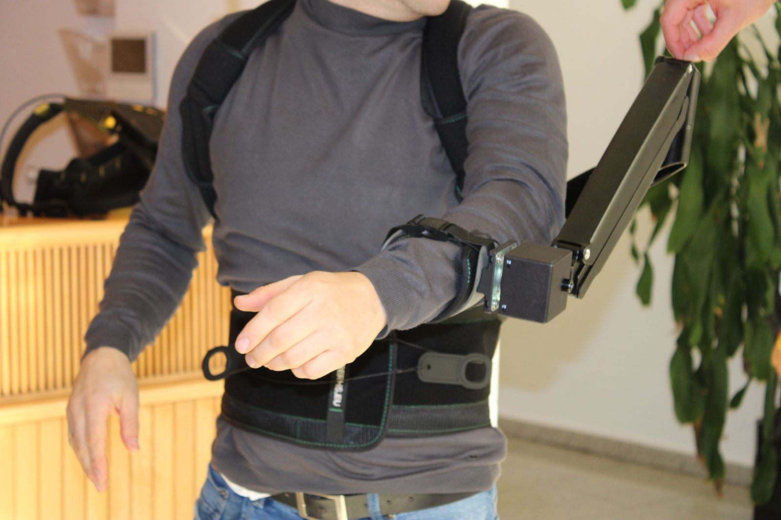 Demostración del funcionamiento de exoesqueletos industriales