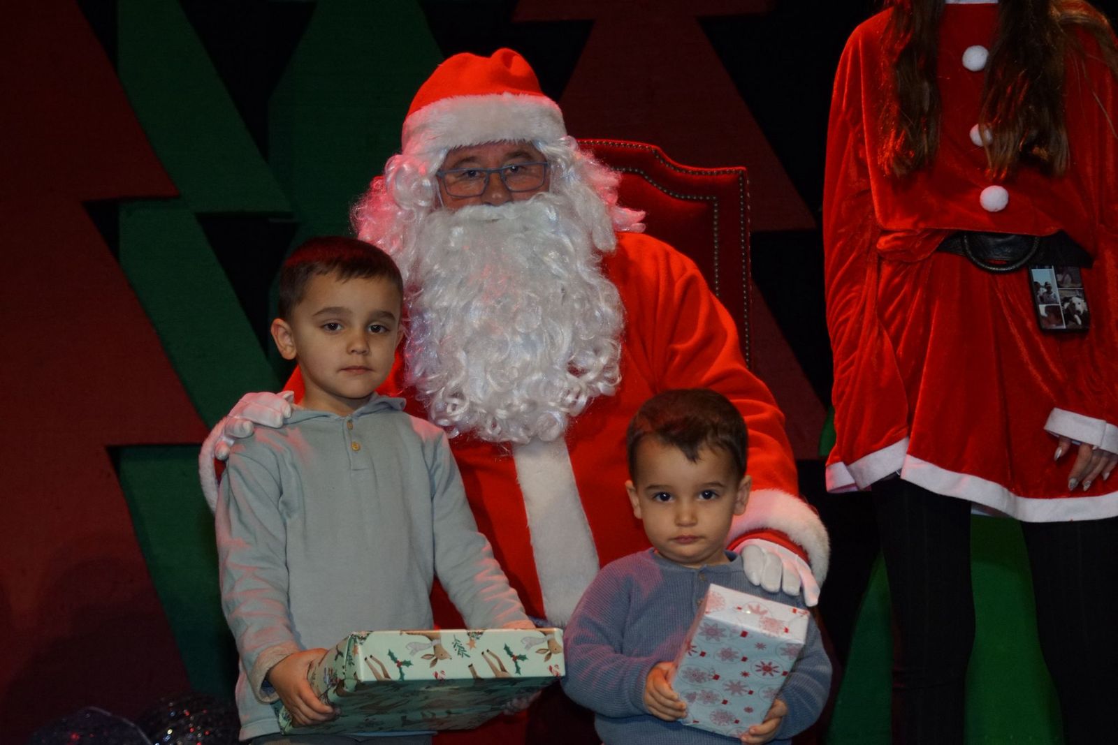 Papá Noel recorre las calles de Alba de Tormes y entrega regalos a los niños