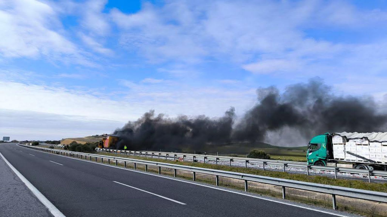 Se incendia un camión tras chocar con otro en la A-62, dirección Salamanca