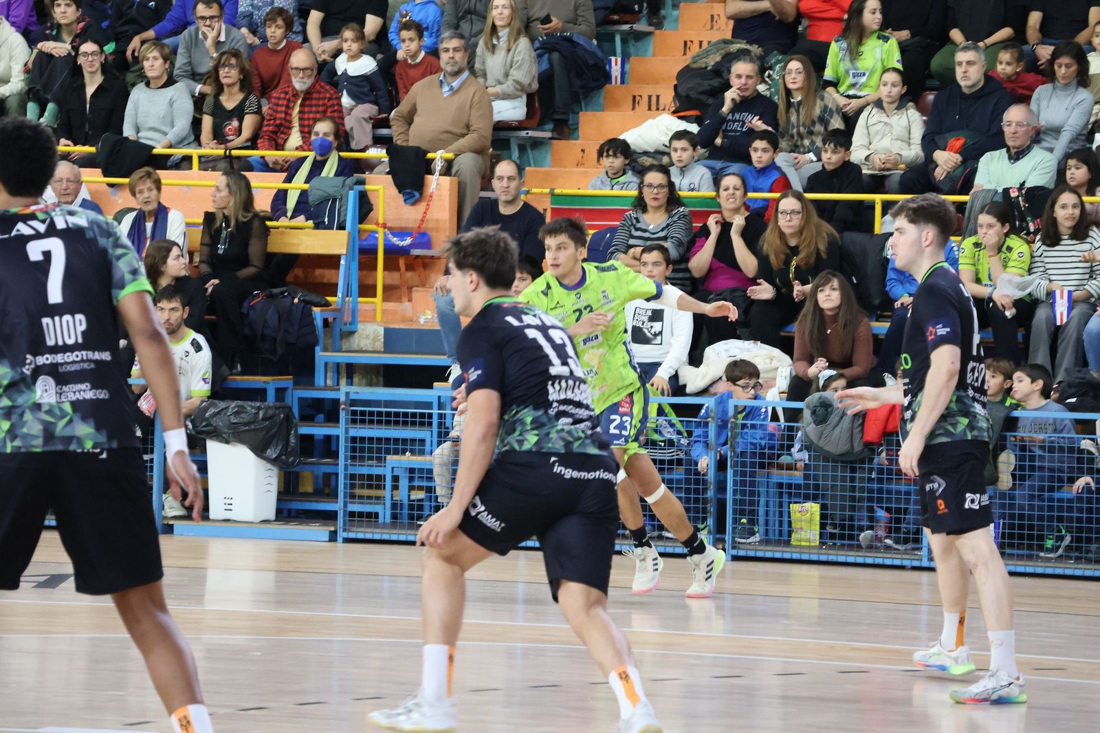 GALERÍA | Duelo de alturas entre el BM Zamora y el Torrelavega