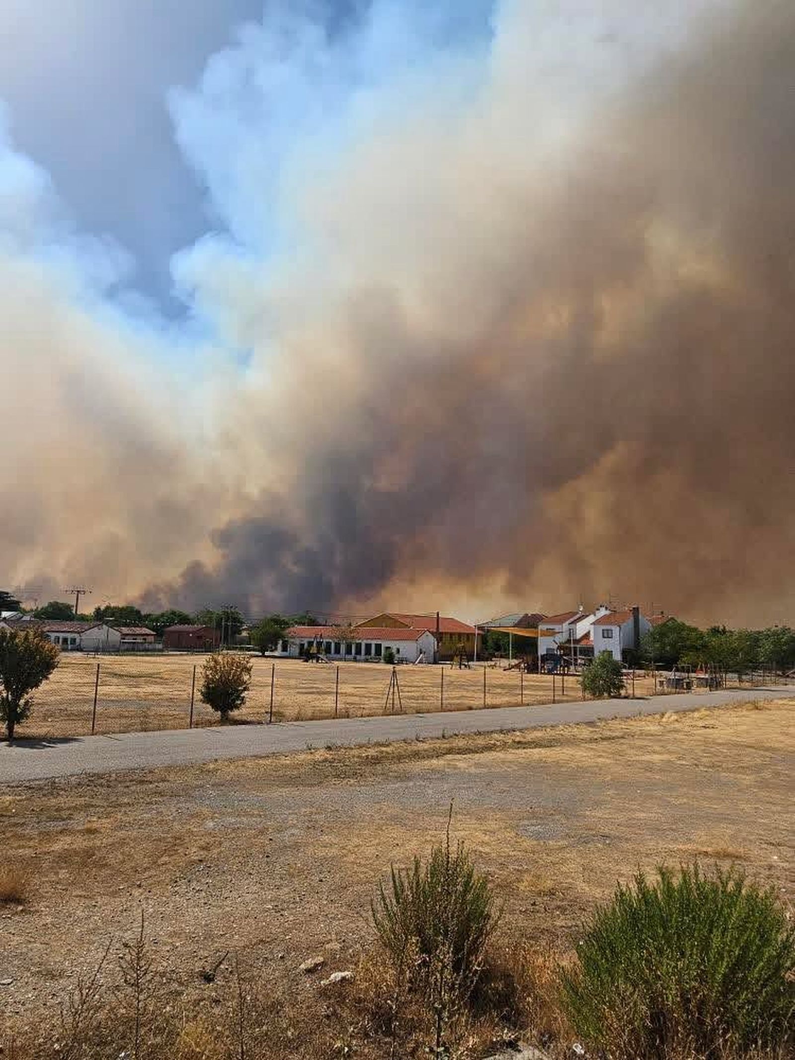 En imágenes: el incendio de Cipérez (IGR2) llega hasta Cerezal de Puertas