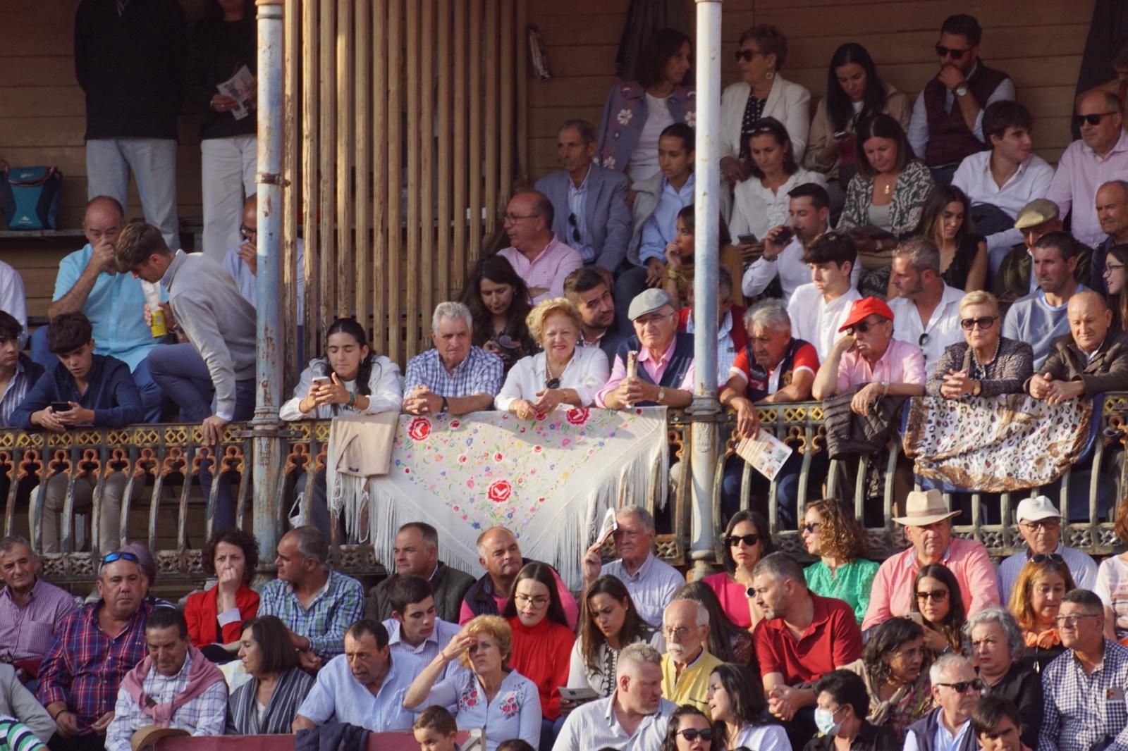 resumen-fotografico-del-ambiente-en-los-tendidos-de-la-glorieta-durante-la-corrida-concurso-22-de-septiembre-fotos-juanes-119