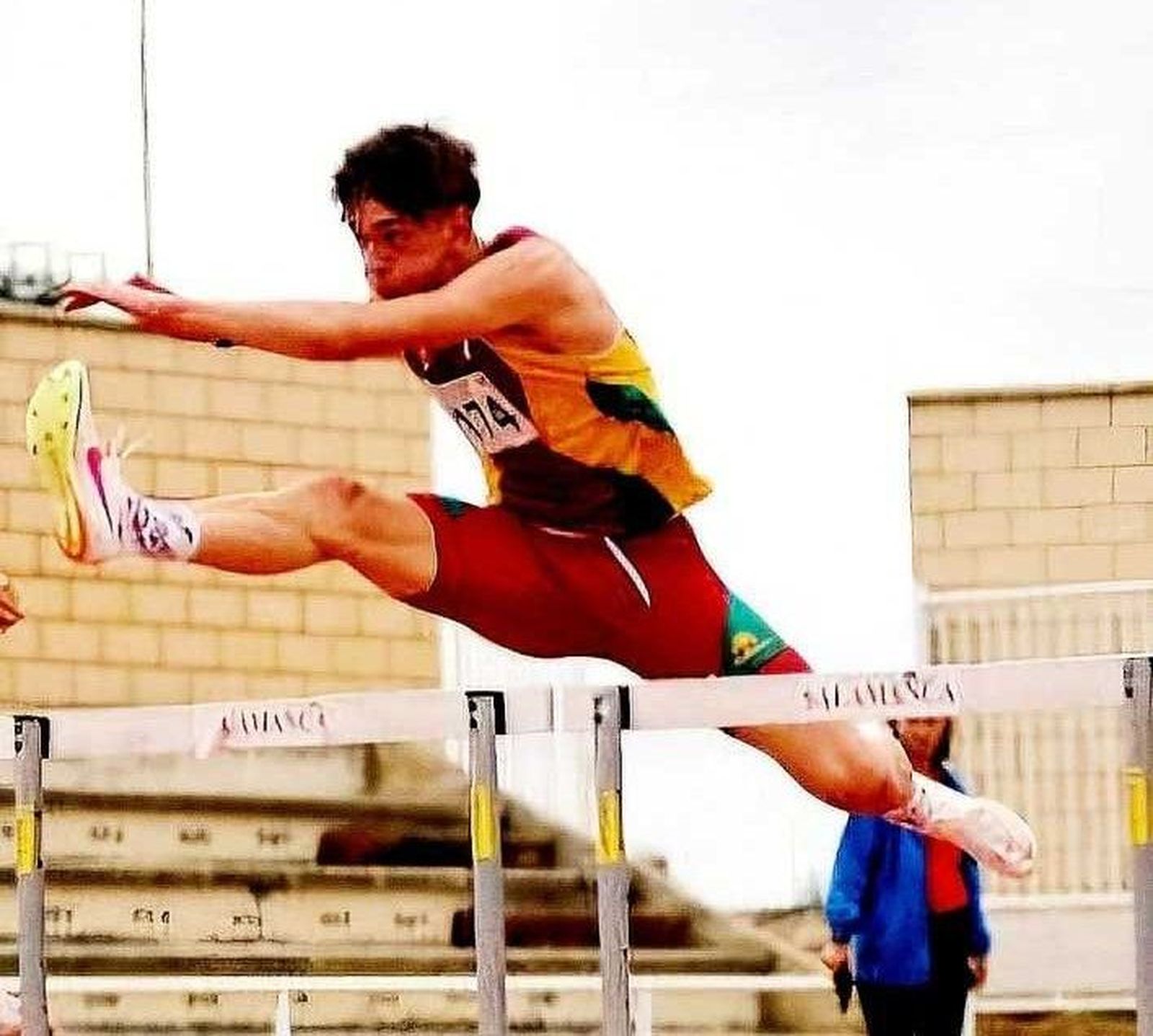 Rubén Revuelta Domínguez del Vino Toro Caja Rural alcanza la victoria como campeón autonómico en los 110 metros vallas durante el Campeonato de Castilla y León Sub 20.