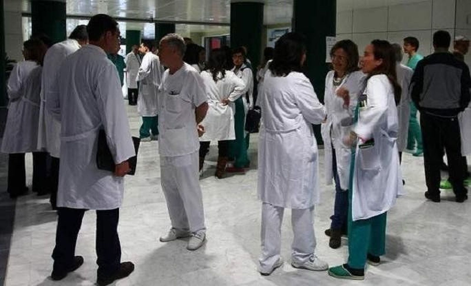 Los médicos se oponen al traspaso de competencias al personal de enfermería