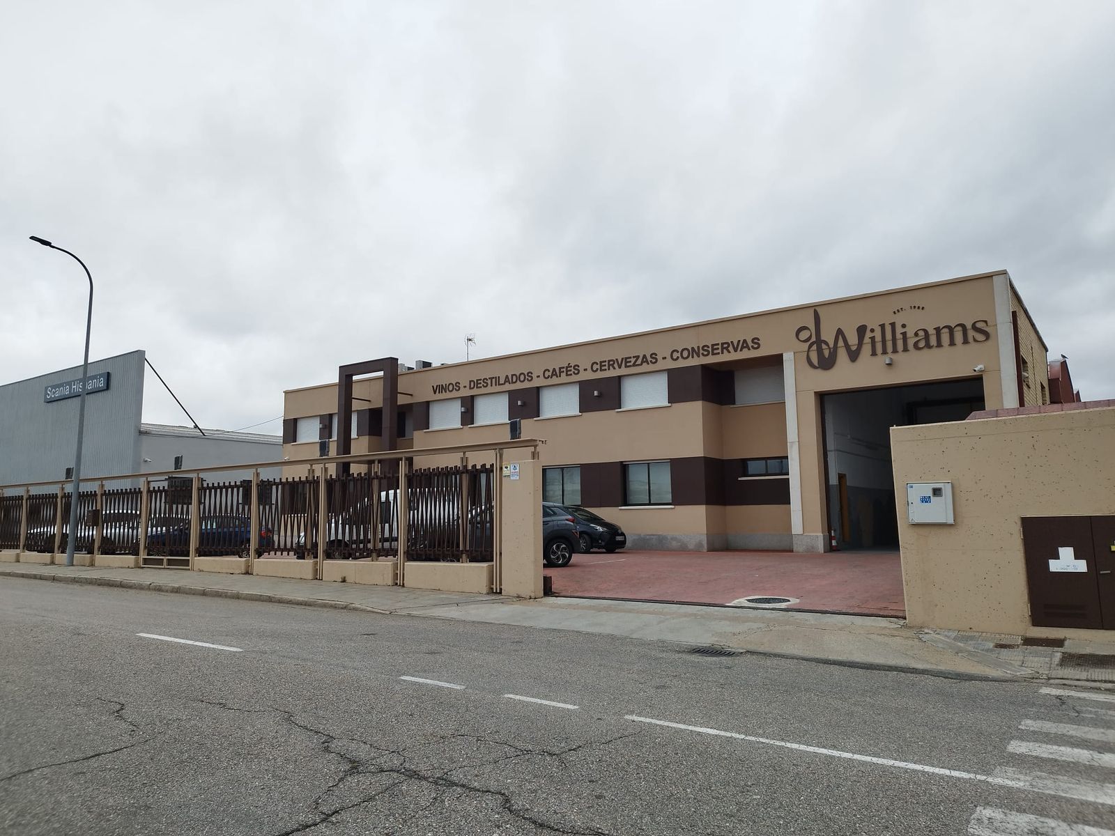 Empresa distribuidora de bebidas alcohólica situada en el polígono El Montalvo