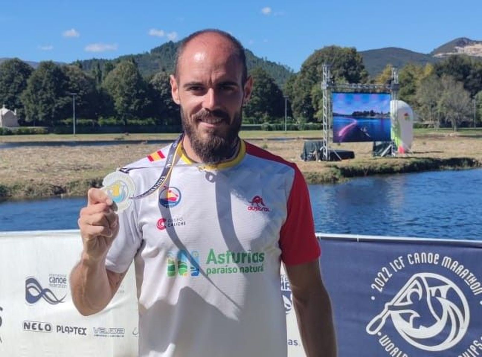 Javier Pedruelo posa con la medalla de plata