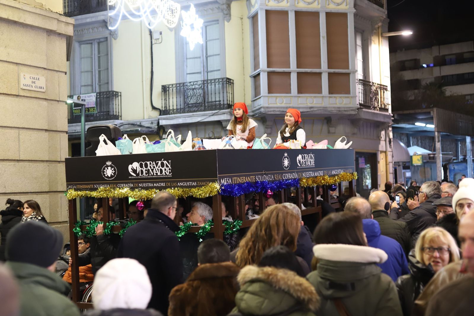 GALERÍA | La Cofradía de Nuestra Madre saca a las calles la Navidad más semanasantera y solidaria