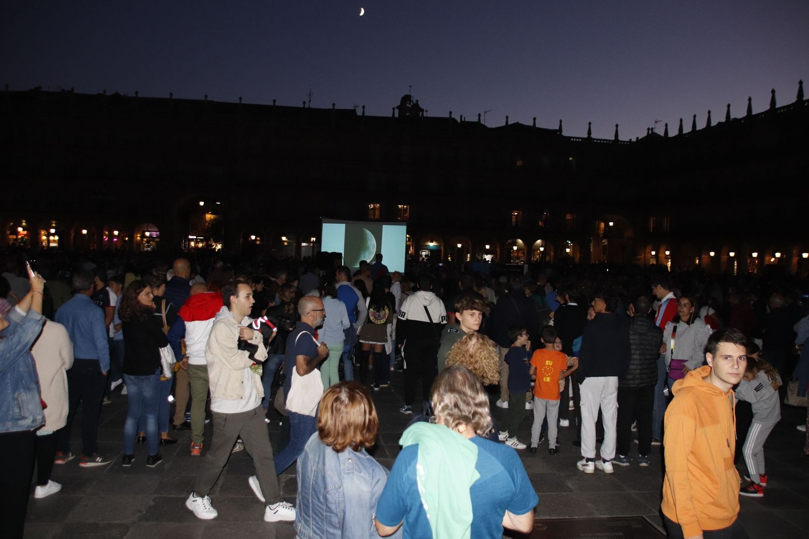 telescopios en la Plaza Mayor para observar la luna