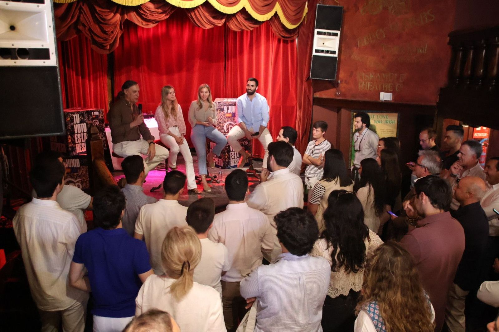 Carlos García Carbayo, Noelia Núñez, Beatriz Fanjul y Ángel Porras, participan en un acto joven.
