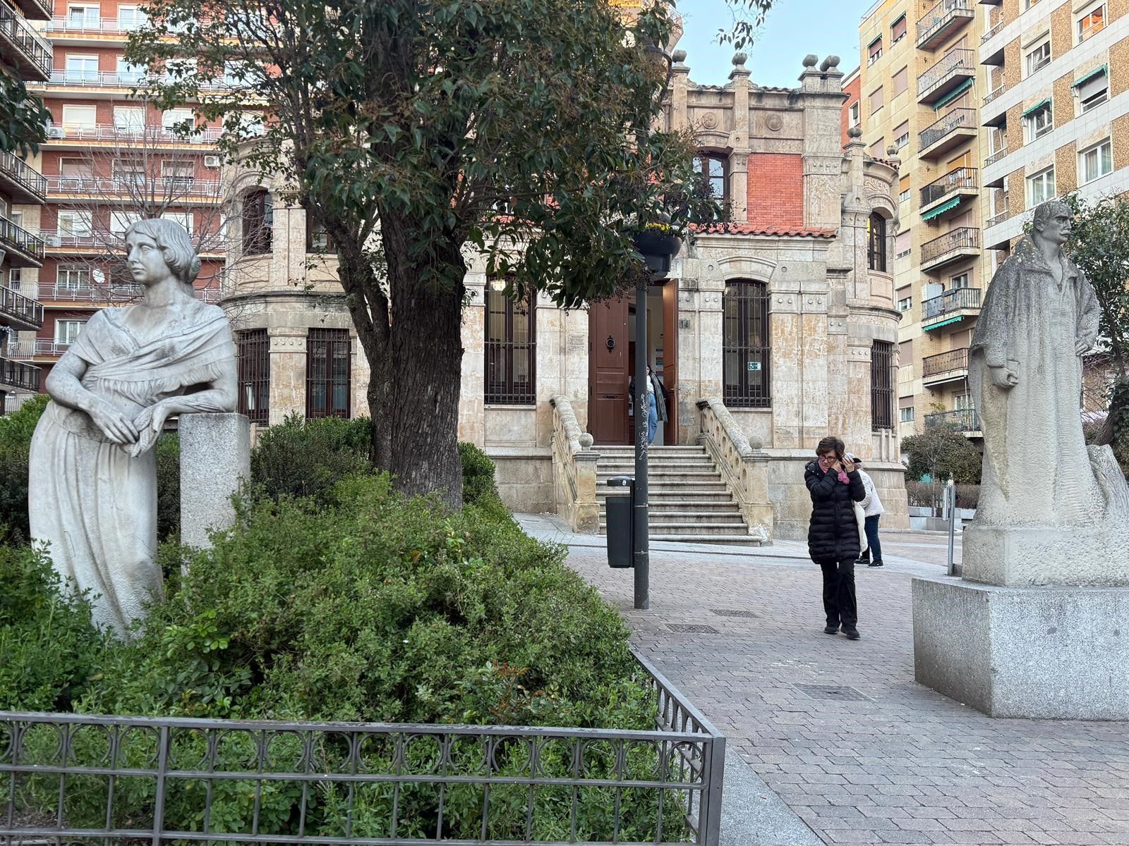 Esculturas El Ama y el Poeta, en la Plaza de Gabriel y Galán