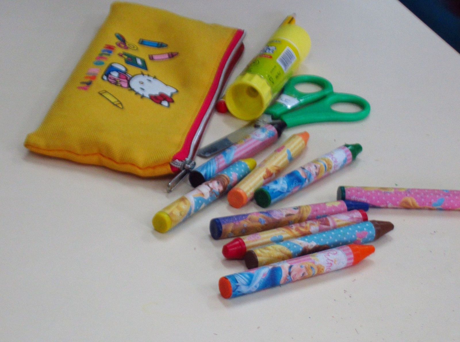 Aula, infantil, colegio, material escolar, alumnos. Foto de archivo