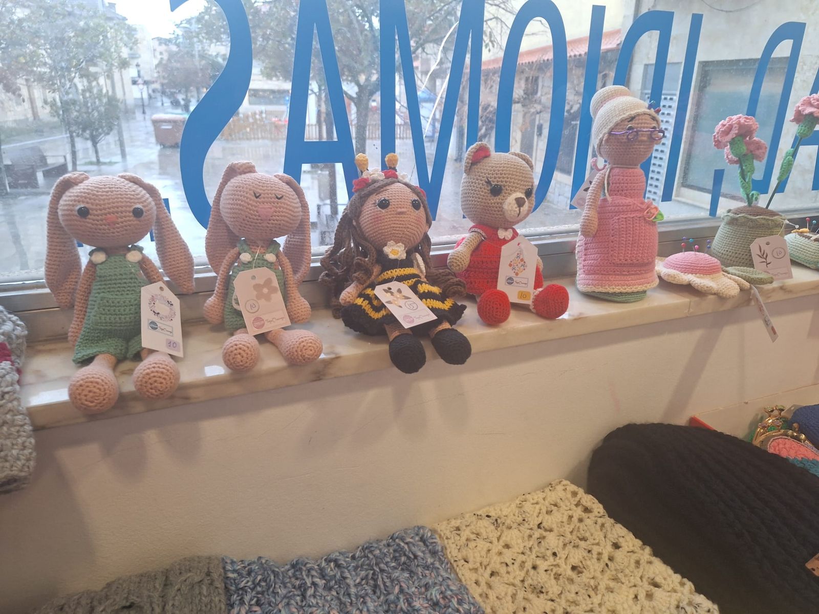 Mercadillo solidario Tejemaneje en Villamayor 2025 (1).jpeg