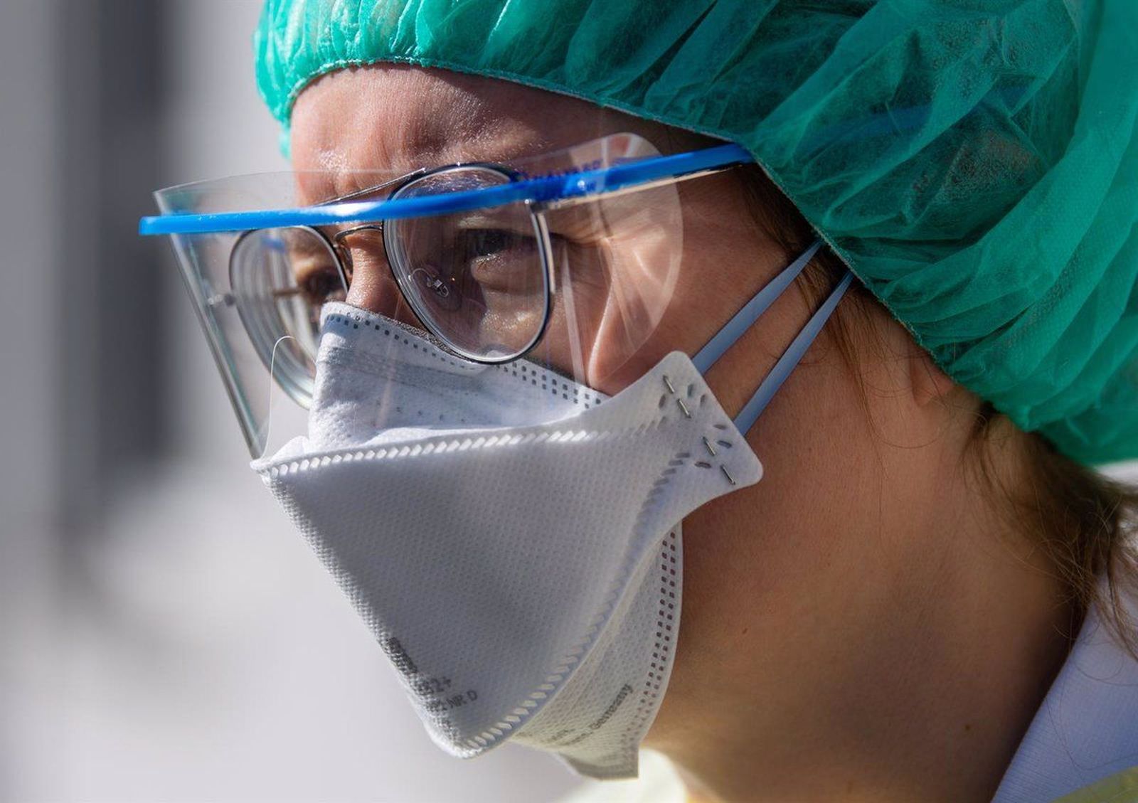 Médico con mascarilla. Foto EP