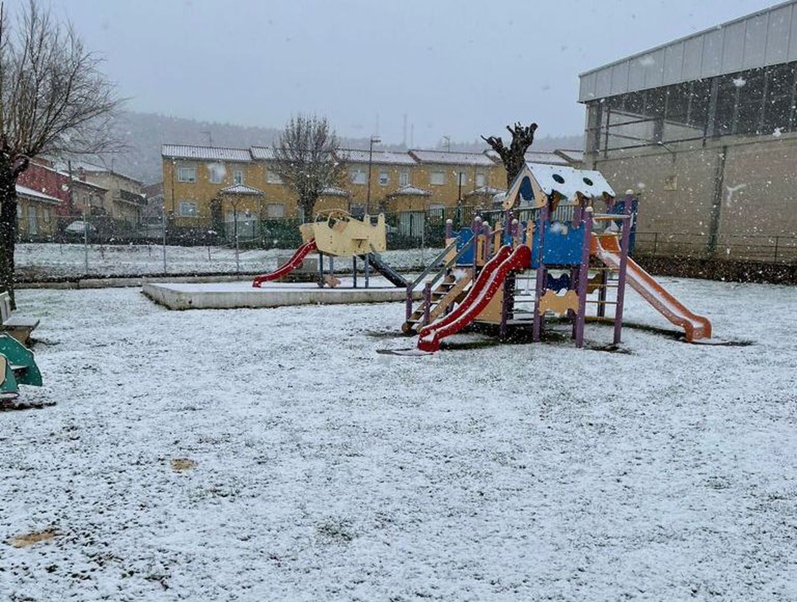 Nieve sobre un parque infantil, este domindo, en Tamames