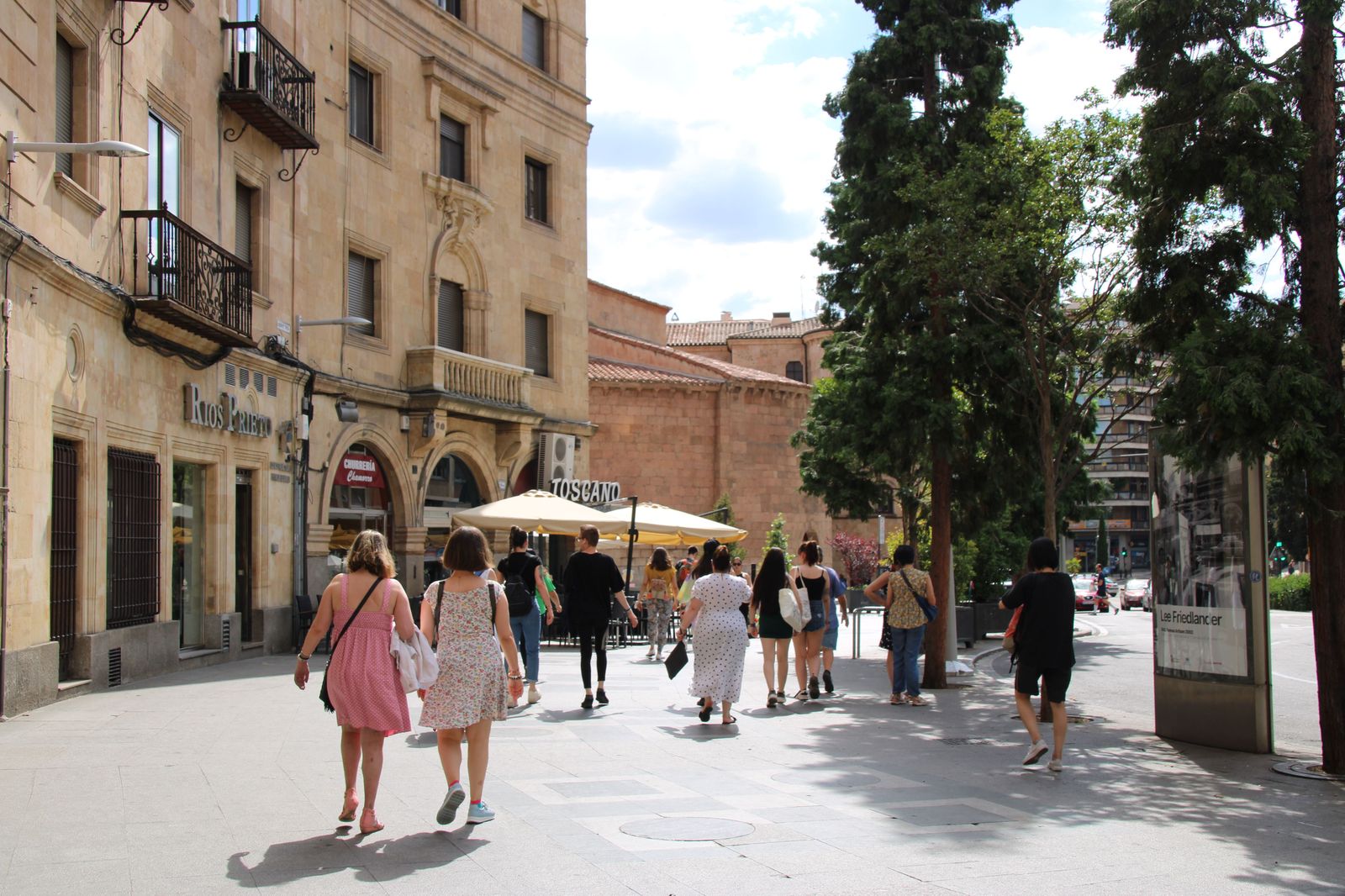 Gente en verano paseando por Salamanca. Foto de archivo Gente en verano paseando por Salamanca. Foto de archivo