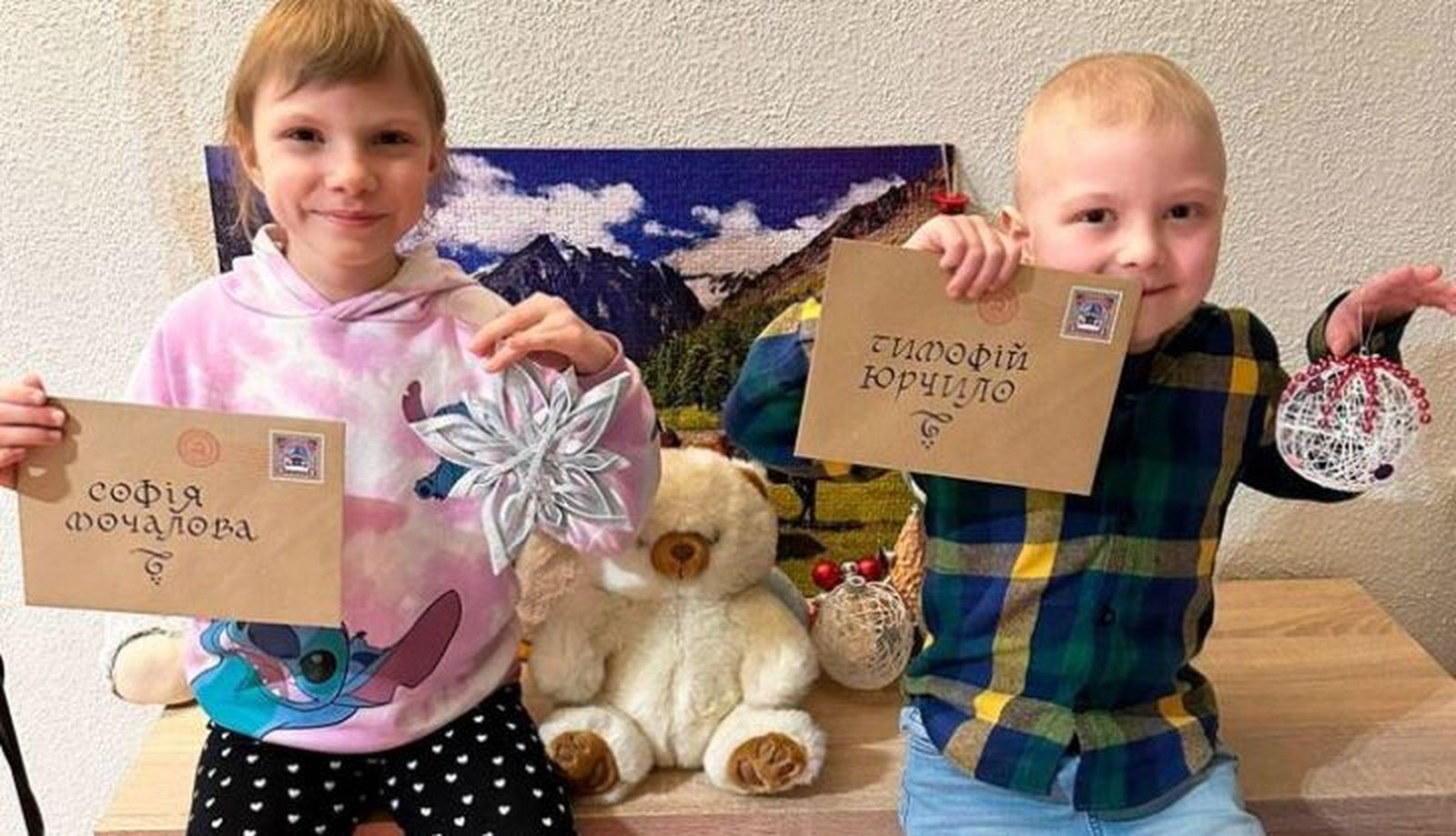 Niños ucranianos con sus cartas 