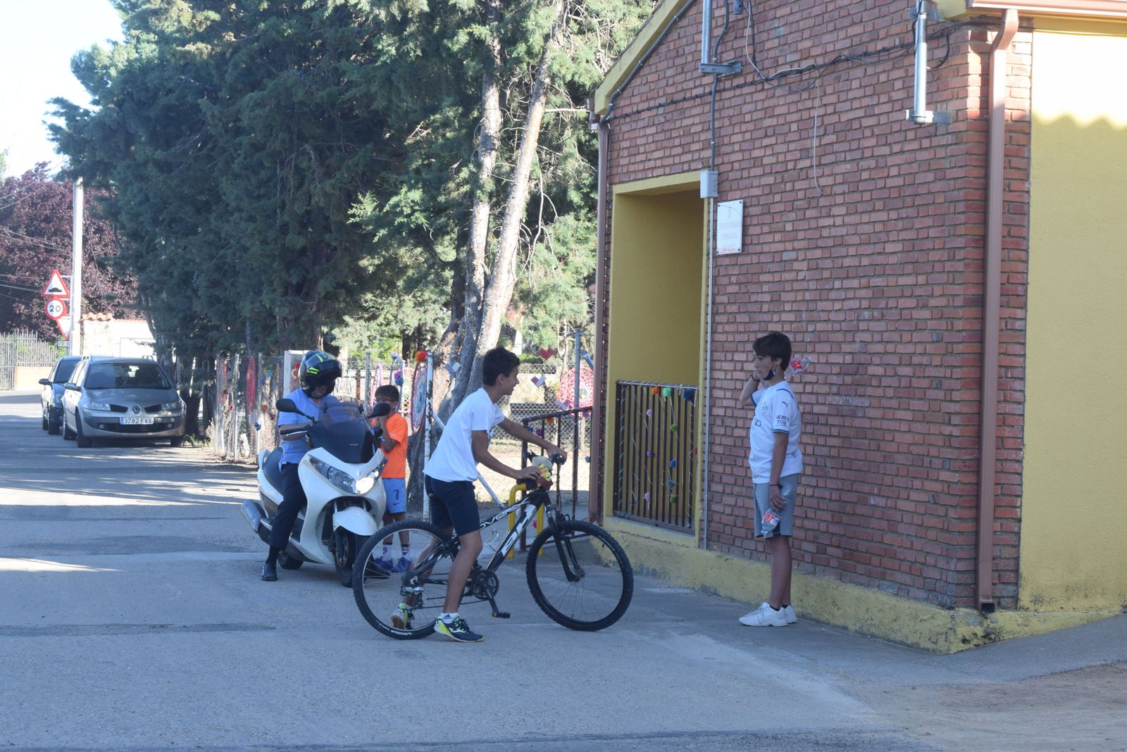 Varios niños juegan en Arcenillas