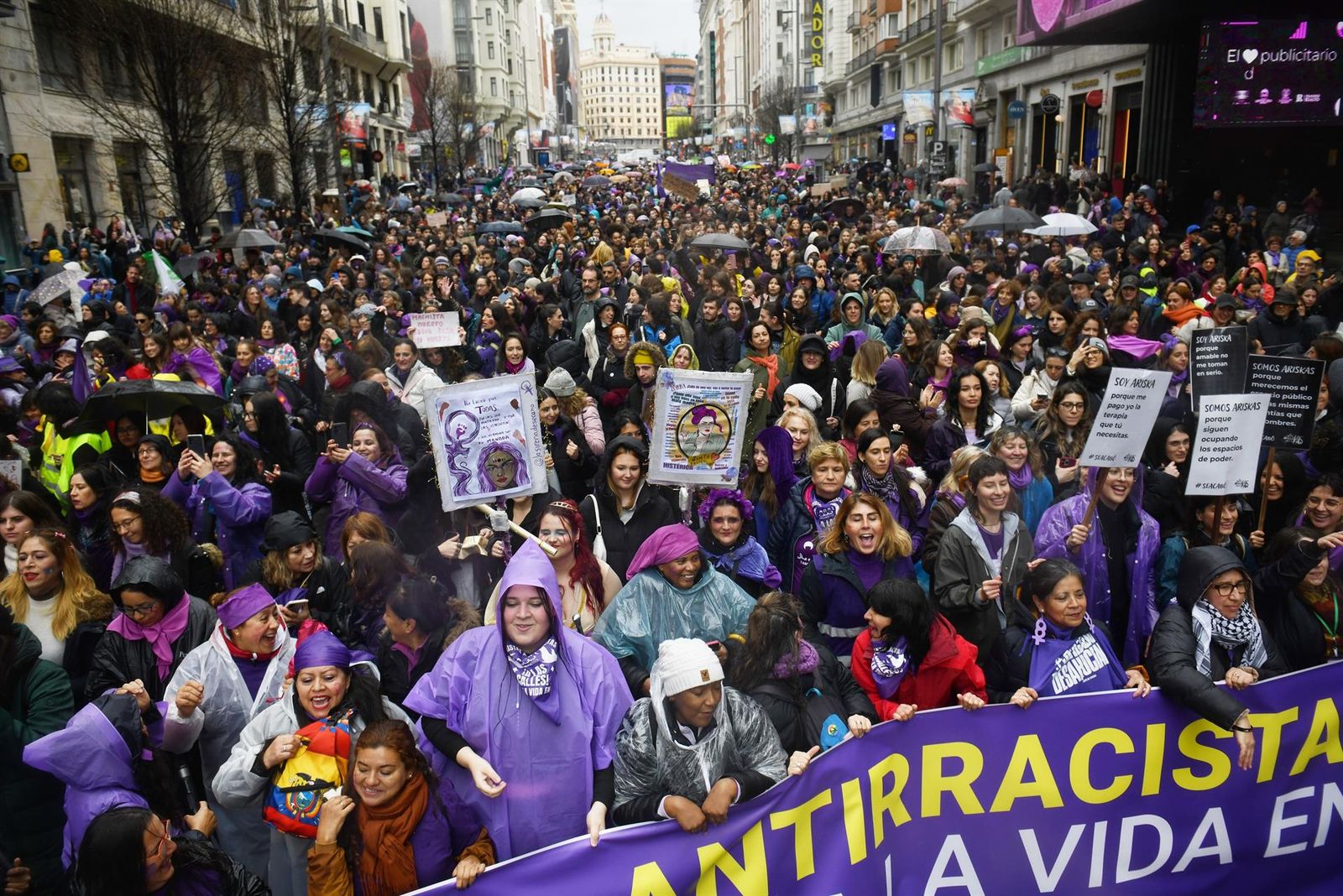Cientos de personas durante la manifestación convocada por la Comisión 8M por el Día de la Mujer, a 8 de marzo de 2025, en Madrid (España). - Fernando Sánchez - Europa Press - Archivo