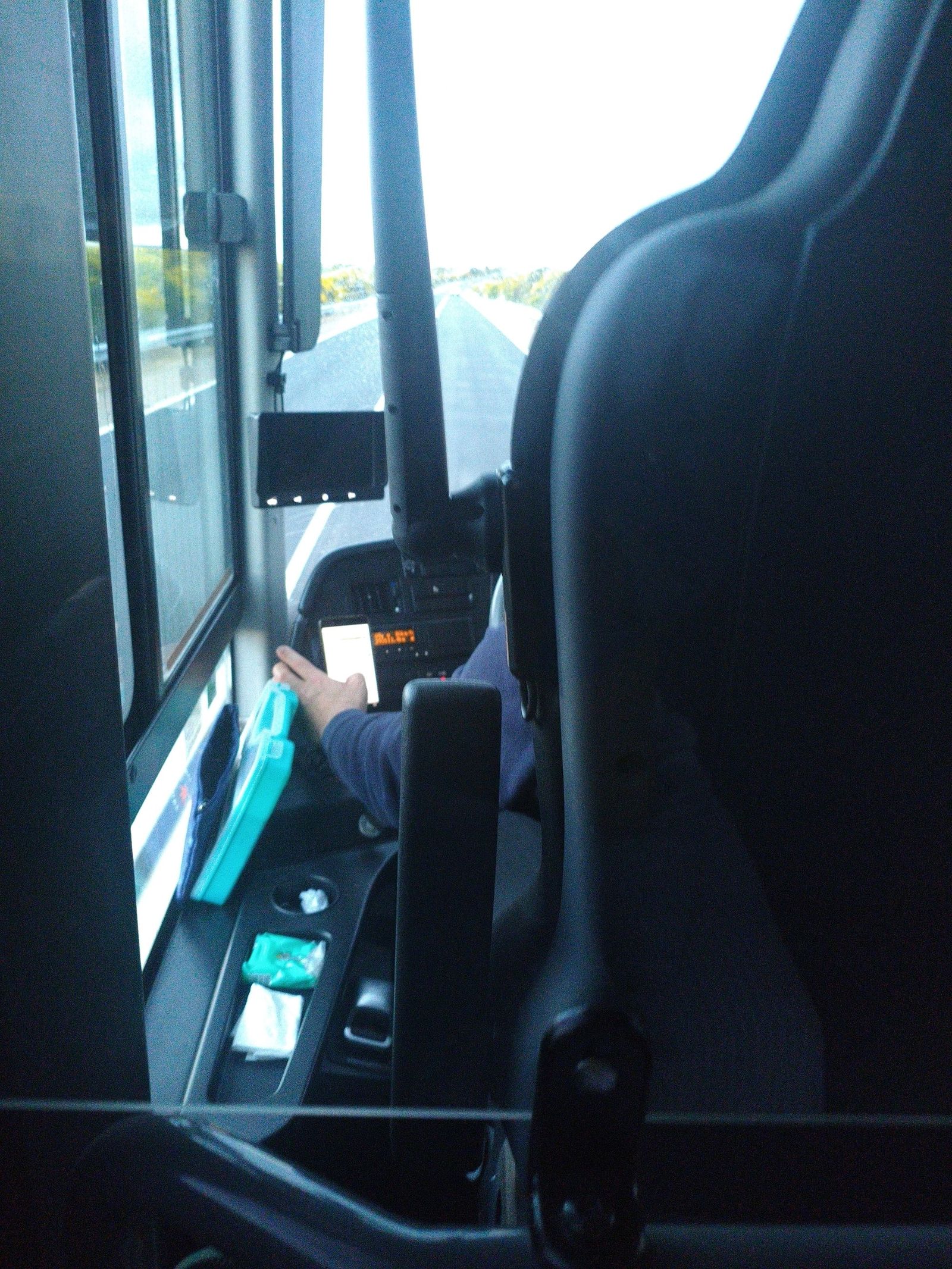 Conductor del autobús usando el móvil
