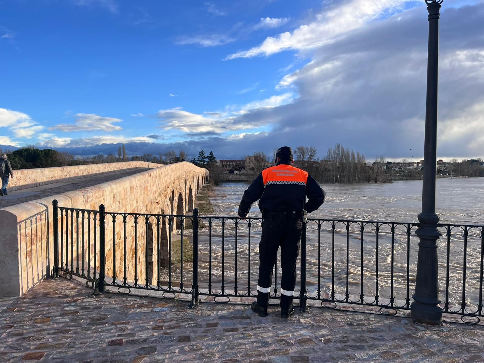 Personal de Protección Civil ante la crecida del río Duero en Zamora
