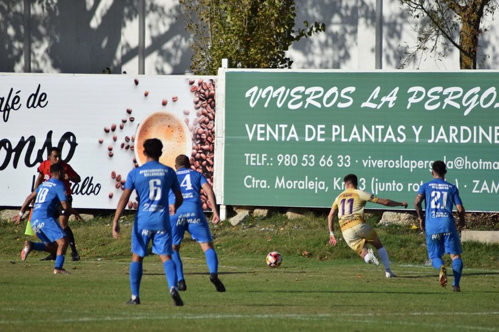 Lolo, jugador del CD Villaralbo, en el lance de una acción ante el Palencia Cristo Atlético. Imagen de archivo.