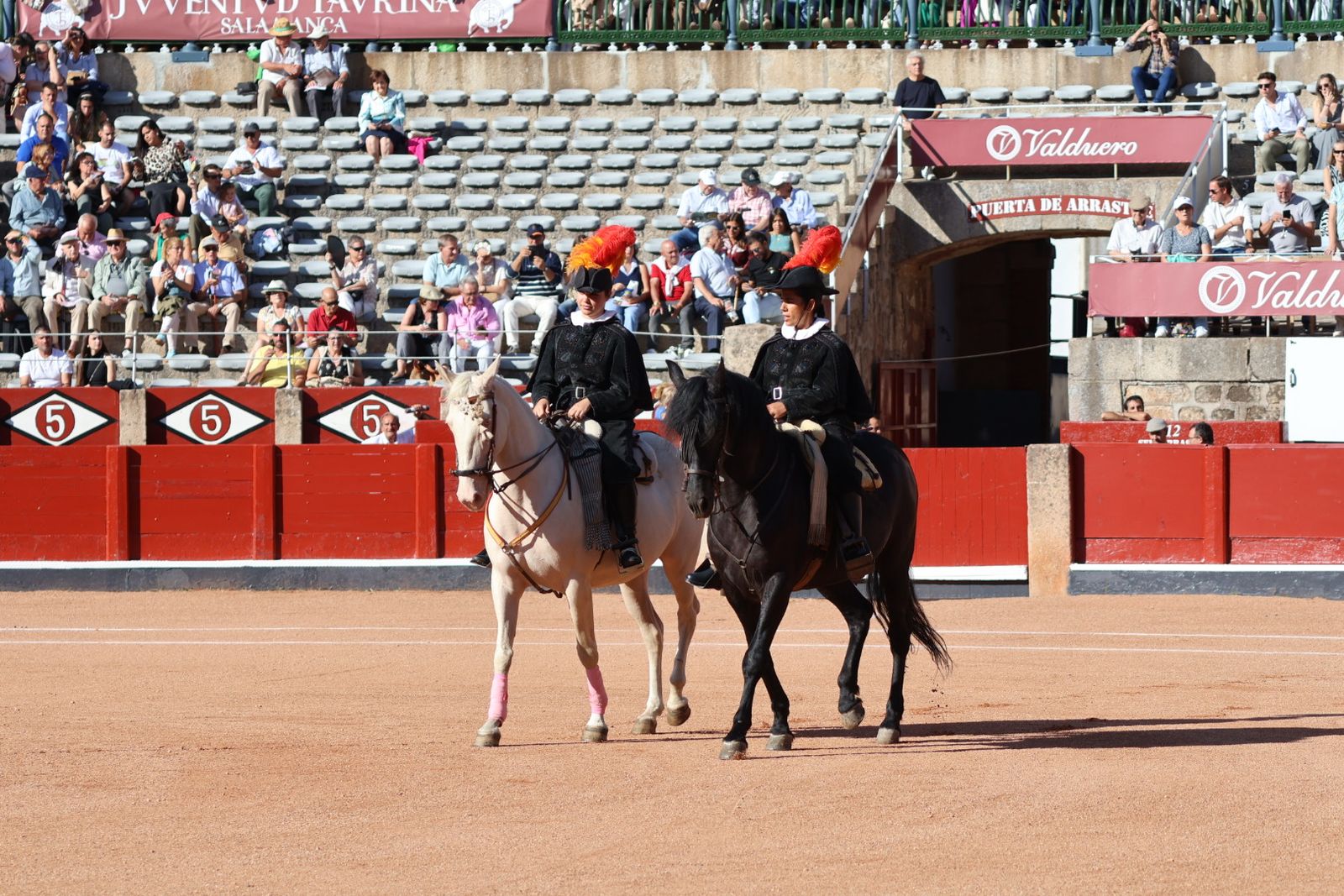 La Glorieta revive el aroma de la feria taurina con el primer festejo: Lea Vicens, Raquel Martín y Olga Casado