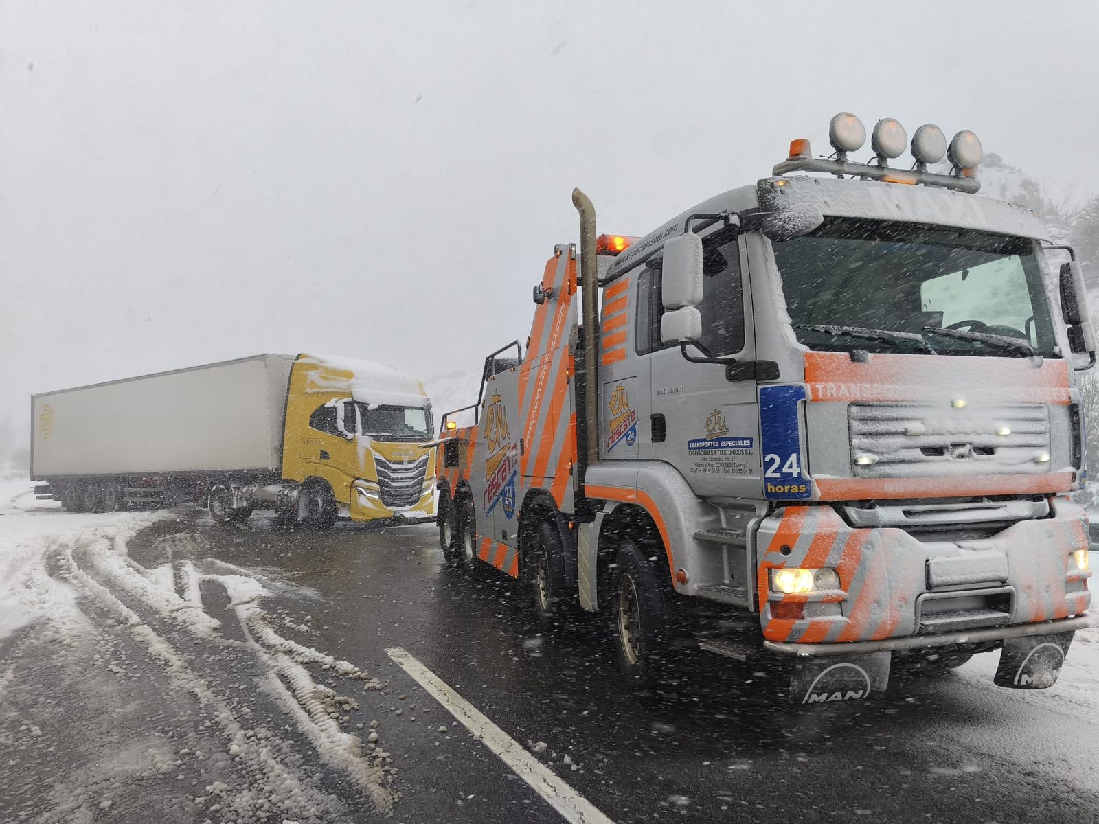 Una grúa rescata a un camión en la A-52 este viernes