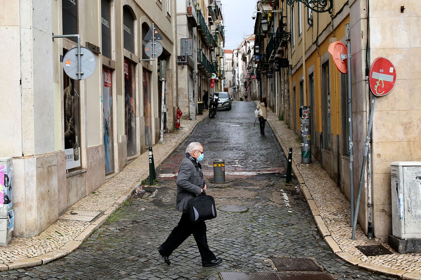 Un hombre camina por Lisboa. | FOTO: EUROPA PRESS