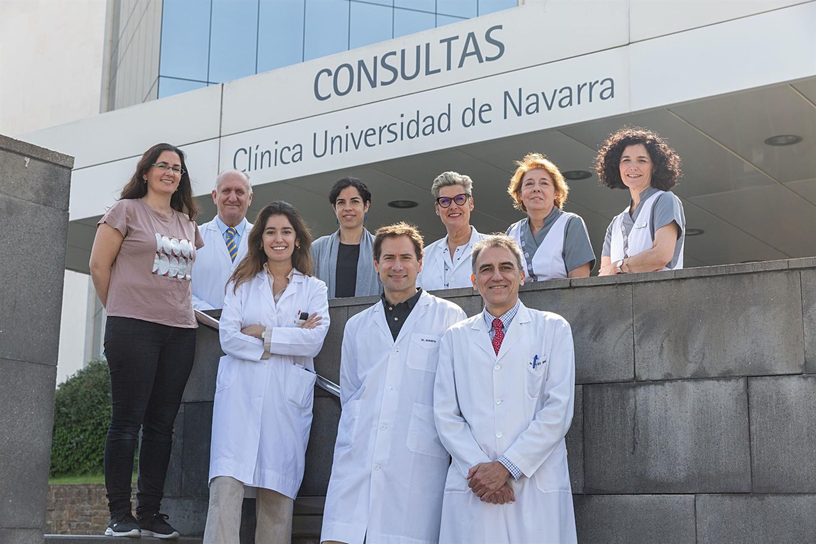 El doctor José Luis Pérez Gracia (primero por la derecha en primera fila) y la Dra. Ana Patiño (tercera por la derecha en segunda fila), junto al equipo de investigadores del CCUN. - CCUN