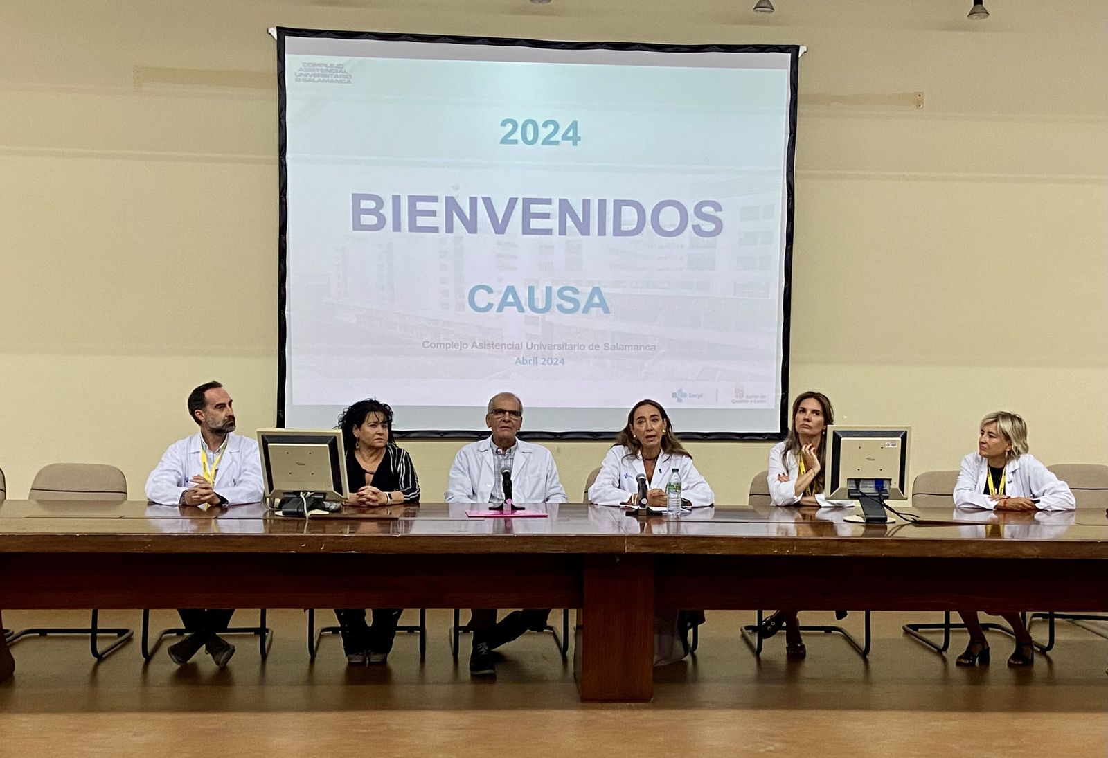 Recepción de los alumnos de sexto de medicina por parte de la Directora Gerente, Carmen Rodríguez Pajares (2)
