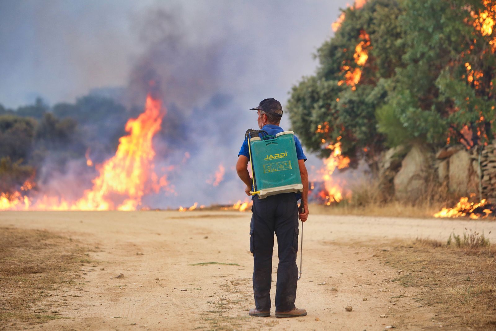 Un vecino trata de extinguir las llamas con una mochila pulverizadora- J.Leal