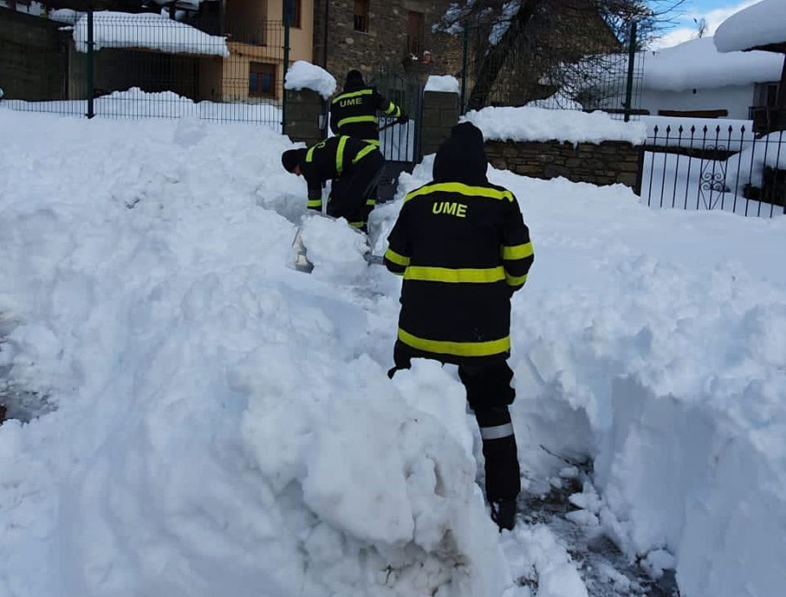 La UME se activa para rescatar a 600 conductores en la N-122 atrapados por la nieve