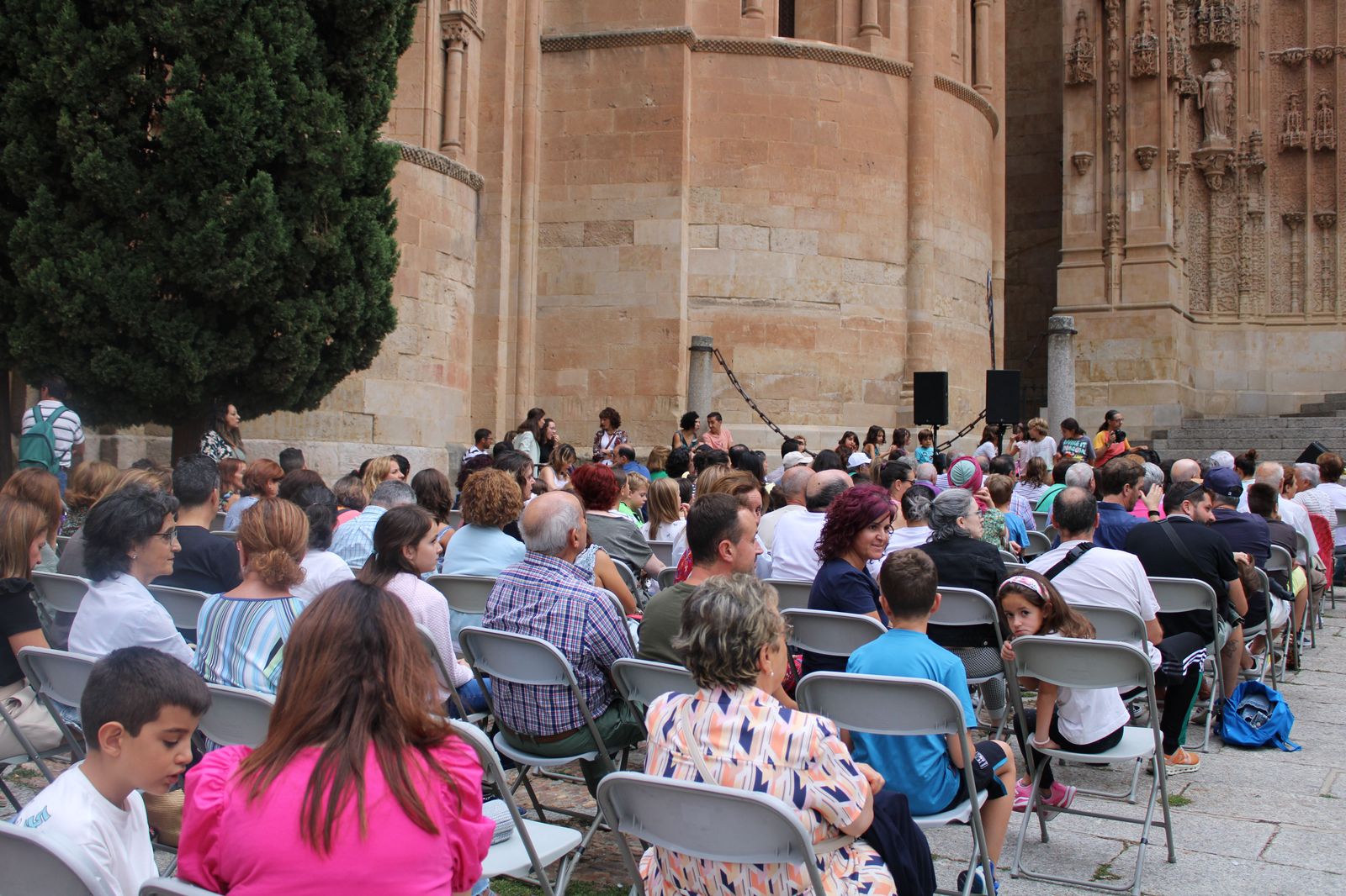 Gente en el Patio Chico esperando para ver una obra. Foto de archivo