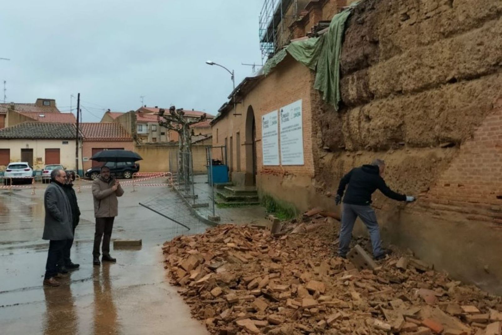 La iglesia de San Pedro de Villalpando sufre la caída de parte de su chapado