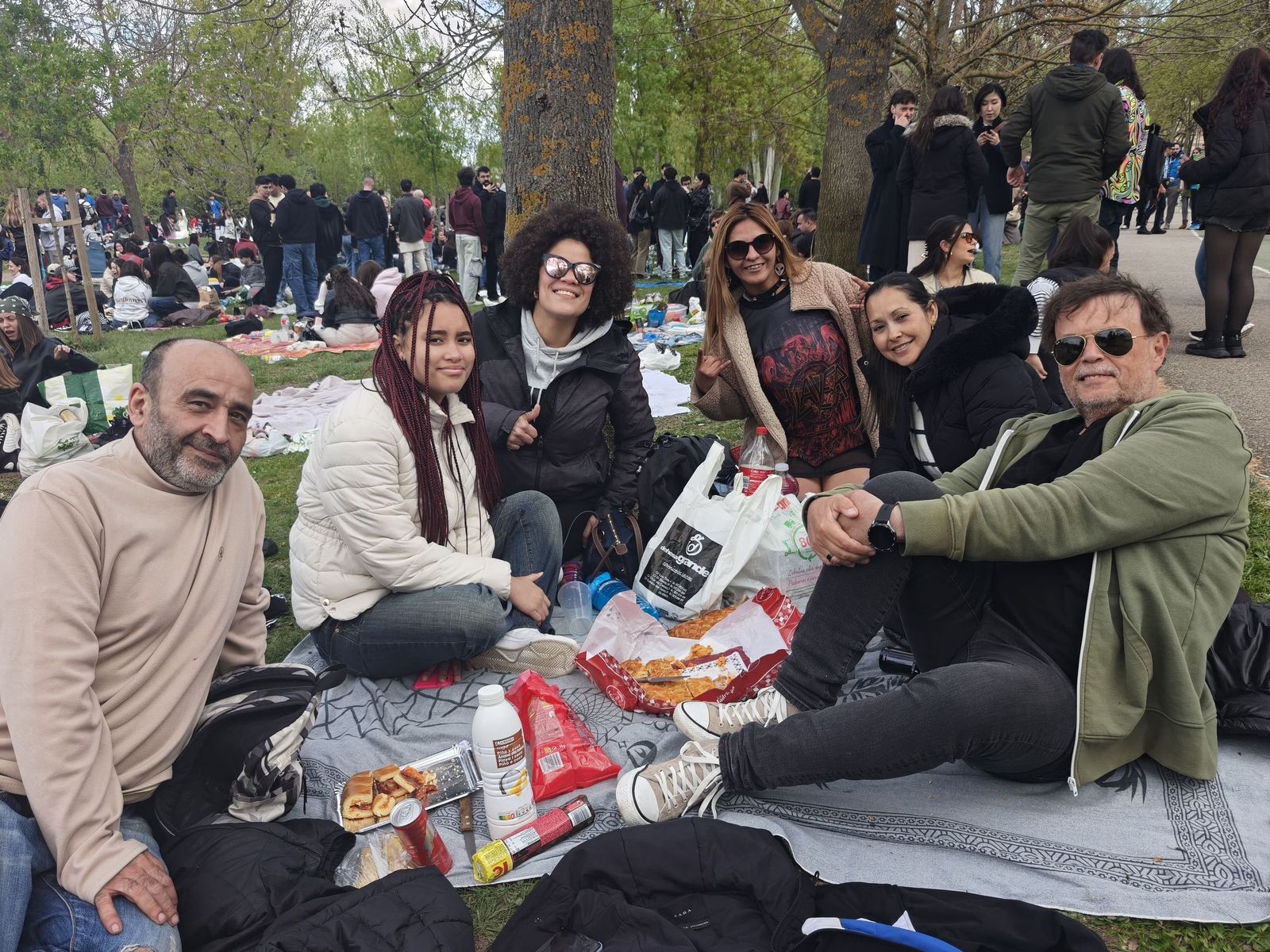 Un multitudinario Lunes de Aguas en Salamanca llena la ribera del Tormes
