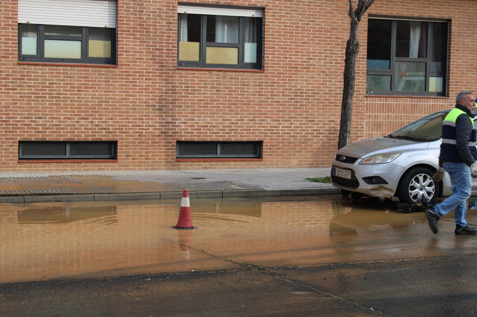 reventon-de-agua-en-el-paseo-cesar-real-de-la-riva-fotos-s24h-2