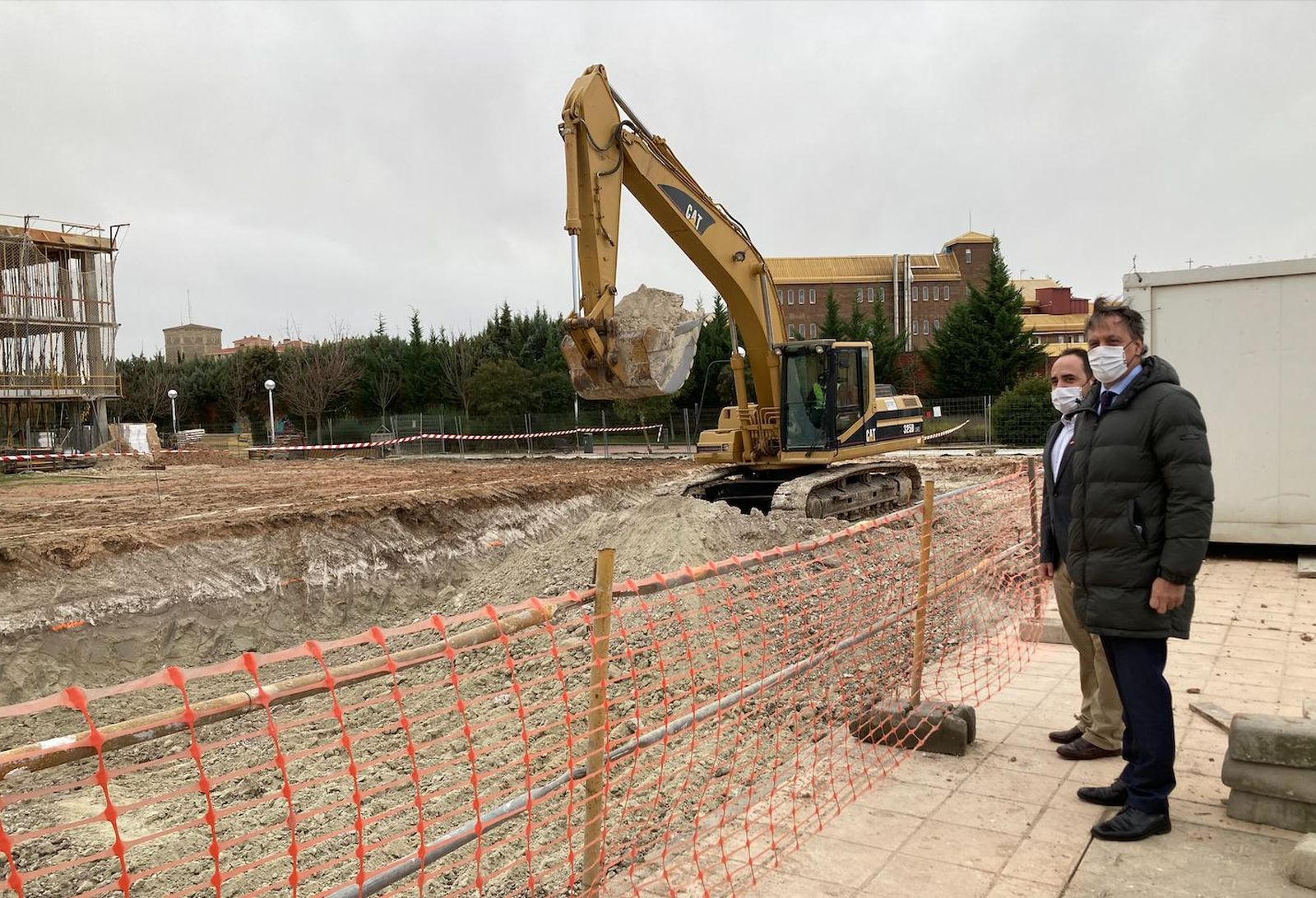 El alcalde de Salamanca, carlos García Carbayo, y el concejal de Fomento, Daniel Llanos, en la zona de construcción