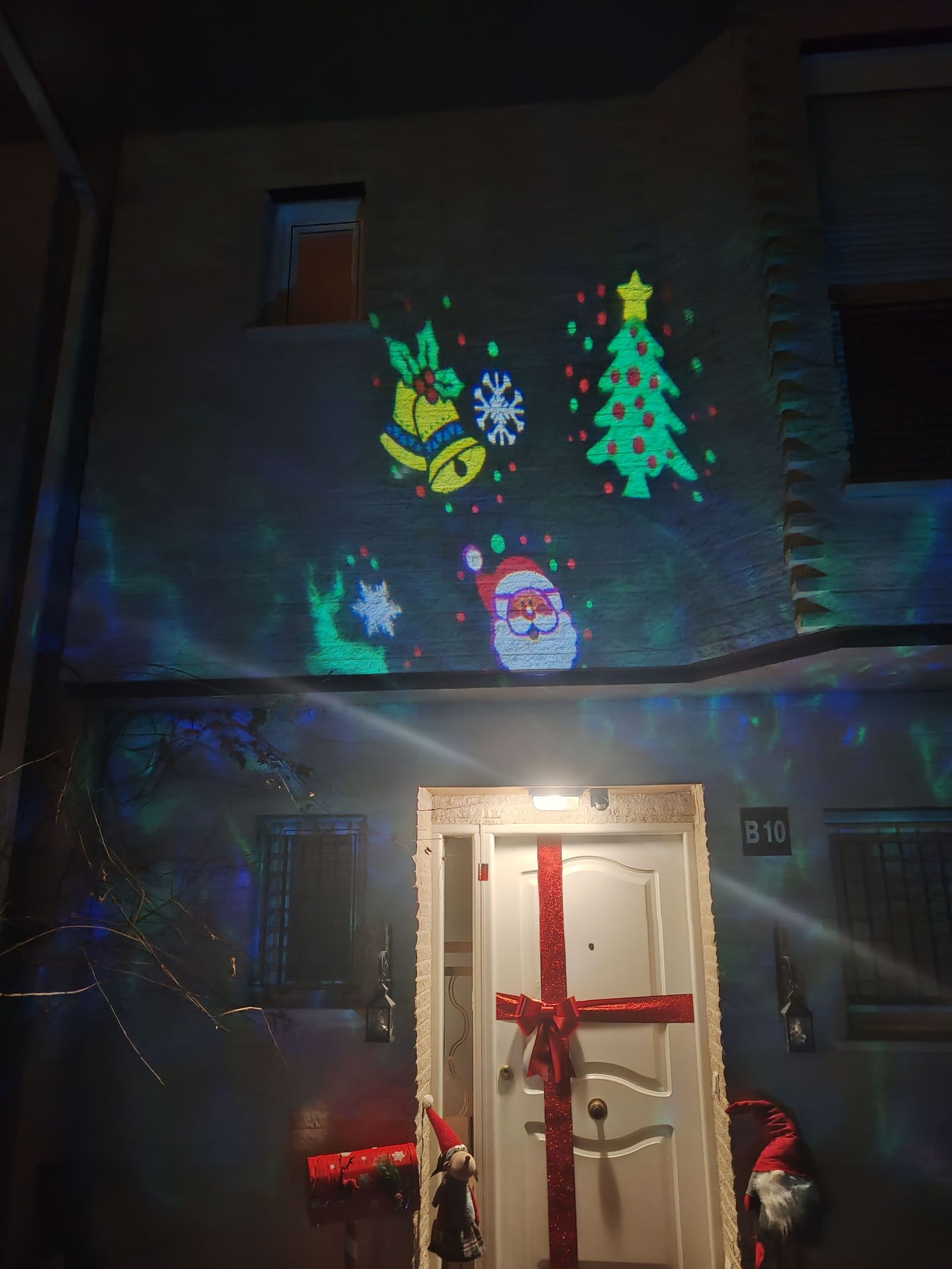 d-l-r-decoracion-navidena-en-una-vivienda-situada-en-la-calle-girolano-da-sommaia-8