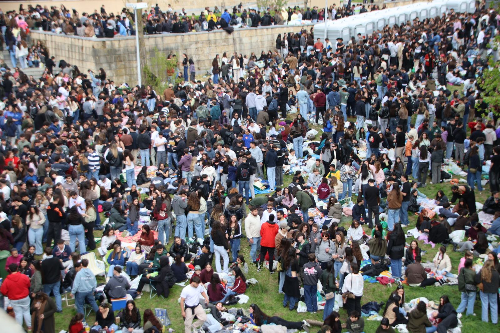 Un multitudinario Lunes de Aguas en Salamanca llena la ribera del Tormes