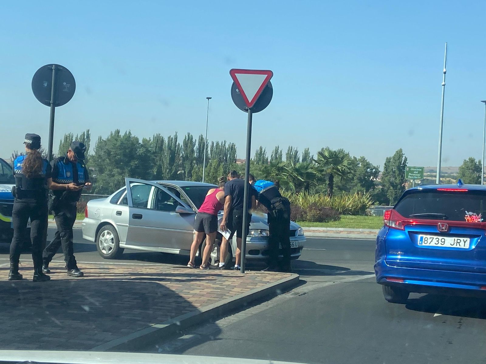 Colisisón entre dos turismos en la glorieta de los sanitarios
