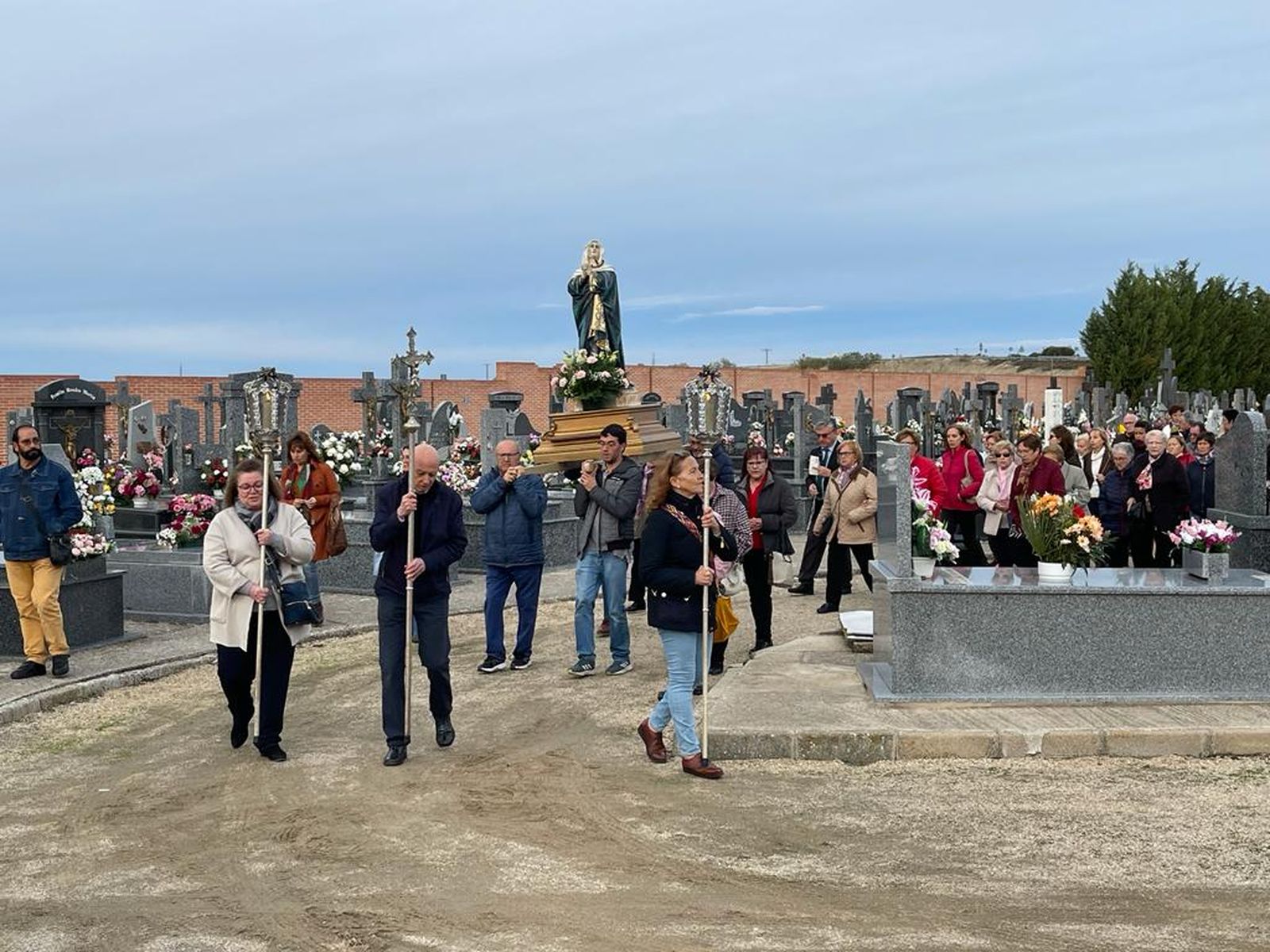 Procesión por el cementerio de Peñaranda de Bracamonte