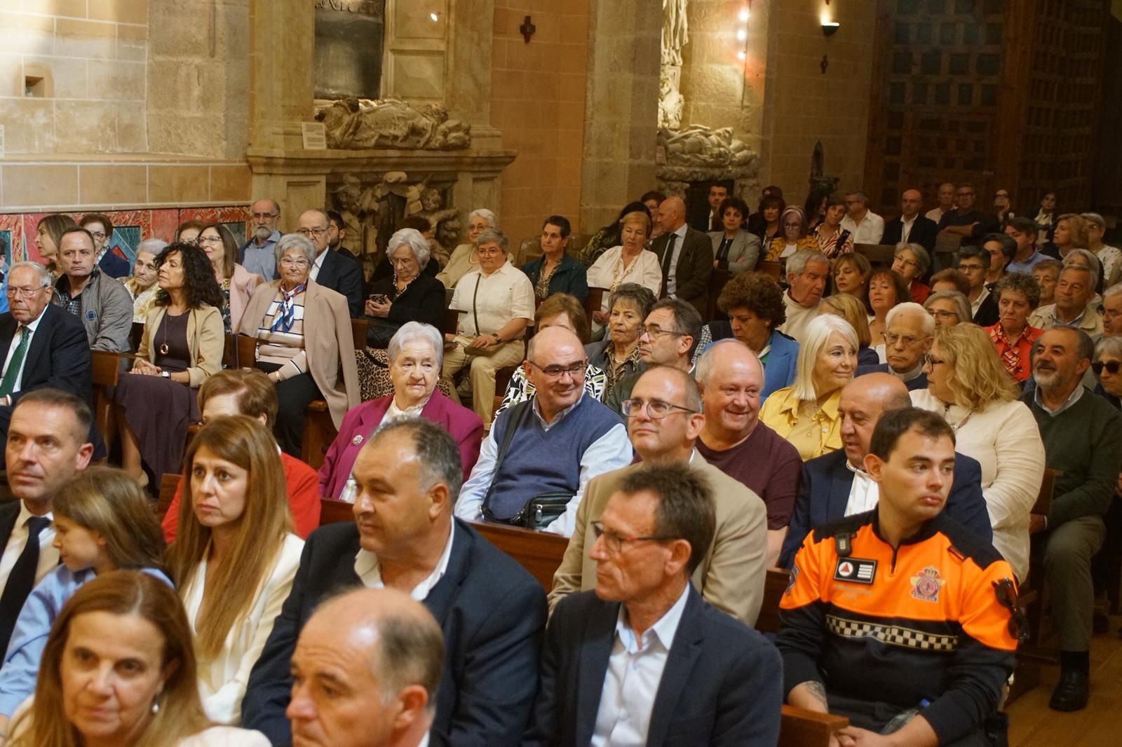 Alba nombra hijo adoptivo al prior Miguel Angel González  (34).jpeg